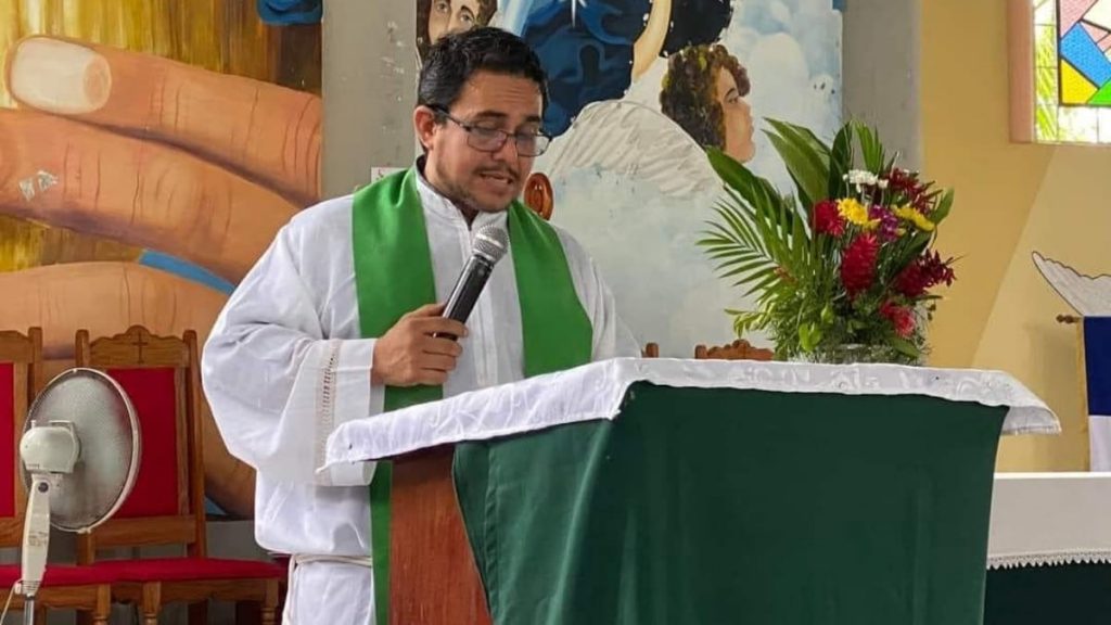 Nuevo ataque a la Iglesia en Nicaragua: policías de Ortega detienen a un párroco por su homilía