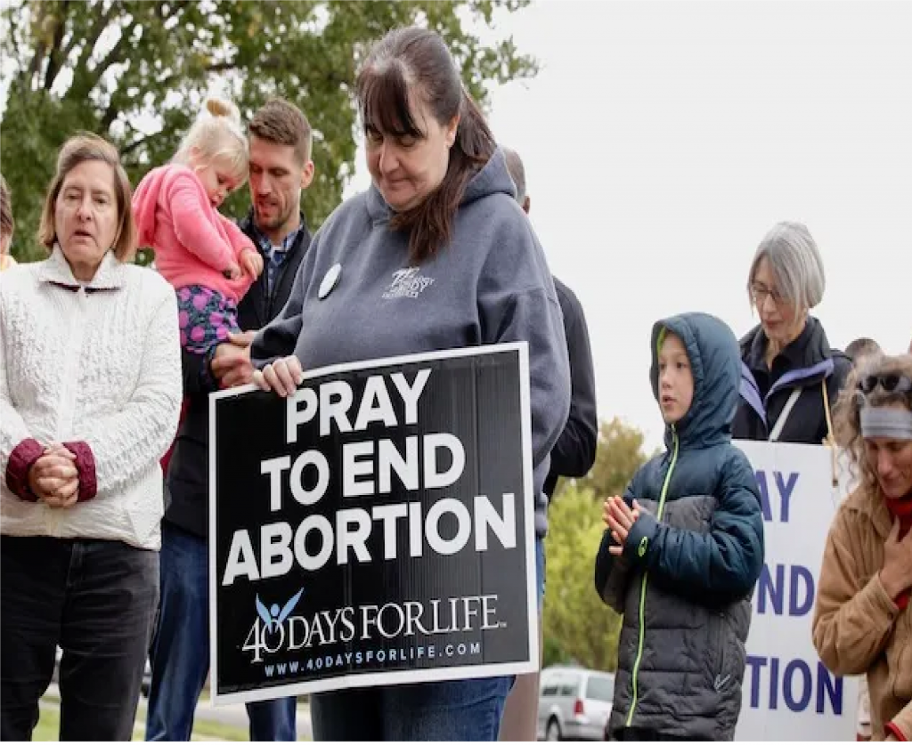 Irlanda estudia sancionar por rezar, incluso en silencio, delante de un abortorio
